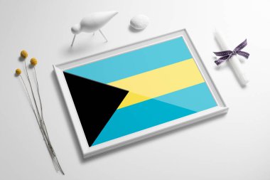 Masada tahta çerçeveli Bahamalar bayrağı var. Beyaz doğal yumuşak konsept, ulusal kutlama teması.