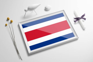 Masada tahta çerçeveli Kosta Rika bayrağı var. Beyaz doğal yumuşak konsept, ulusal kutlama teması.