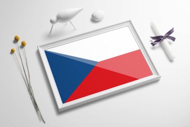 Masada tahtadan çerçeveli Çek Cumhuriyeti bayrağı. Beyaz doğal yumuşak konsept, ulusal kutlama teması.