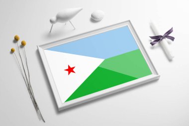 Masada tahta çerçeveli Cibuti bayrağı var. Beyaz doğal yumuşak konsept, ulusal kutlama teması.