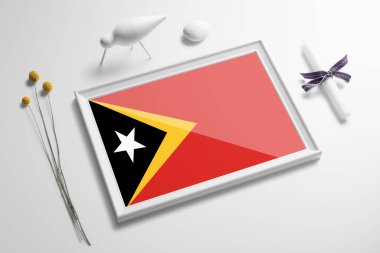 Masada ahşap çerçeveli Doğu Timor bayrağı. Beyaz doğal yumuşak konsept, ulusal kutlama teması.