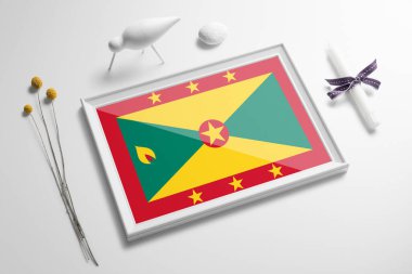 Masada tahta çerçeveli Grenada bayrağı var. Beyaz doğal yumuşak konsept, ulusal kutlama teması.