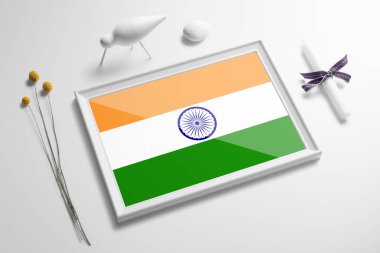 Masada ahşap çerçeveli Hindistan bayrağı. Beyaz doğal yumuşak konsept, ulusal kutlama teması.