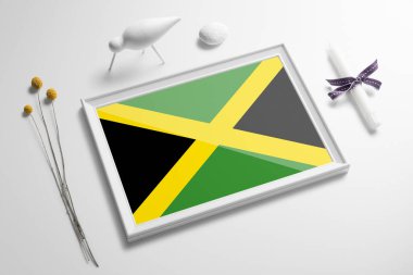 Masada ahşap çerçeveli Jamaika bayrağı. Beyaz doğal yumuşak konsept, ulusal kutlama teması.