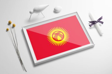 Kırgızistan bayrağı ahşap çerçevede masanın üstünde. Beyaz doğal yumuşak konsept, ulusal kutlama teması.