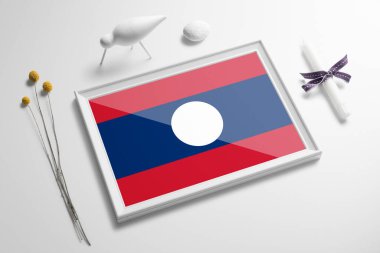 Masada tahta çerçeveli Laos bayrağı var. Beyaz doğal yumuşak konsept, ulusal kutlama teması.