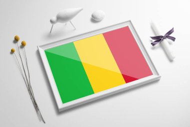 Masada ahşap çerçeveli Mali bayrağı. Beyaz doğal yumuşak konsept, ulusal kutlama teması.