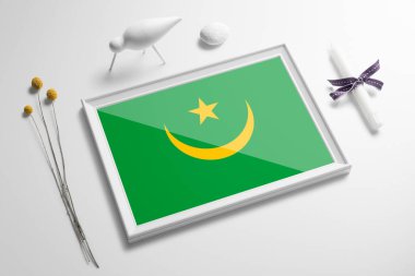 Masada ahşap çerçeveli Moritanya bayrağı var. Beyaz doğal yumuşak konsept, ulusal kutlama teması.