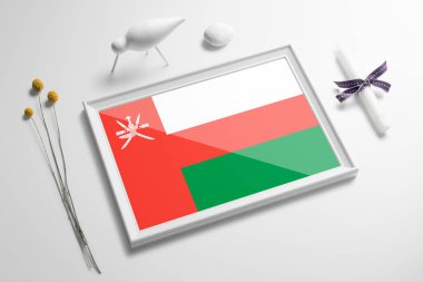 Masada ahşap çerçeveli Umman bayrağı. Beyaz doğal yumuşak konsept, ulusal kutlama teması.