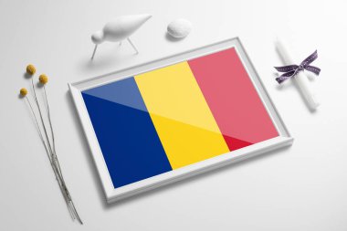 Masada Romanya bayrağı var. Beyaz doğal yumuşak konsept, ulusal kutlama teması.