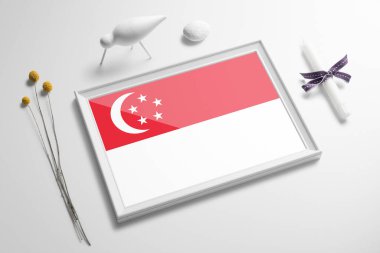 Masada tahta çerçeveli Singapur bayrağı. Beyaz doğal yumuşak konsept, ulusal kutlama teması.