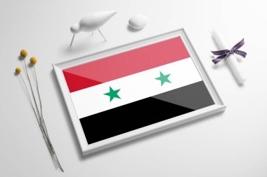 Masada tahta çerçeveli Suriye bayrağı var. Beyaz doğal yumuşak konsept, ulusal kutlama teması.