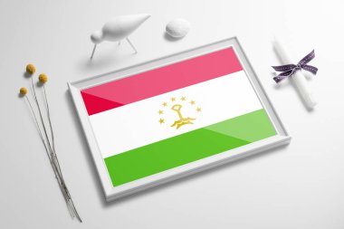 Tahta çerçeveli Tacikistan bayrağı. Beyaz doğal yumuşak konsept, ulusal kutlama teması.