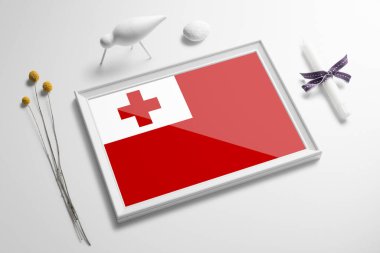 Masada ahşap çerçeveli Tonga bayrağı. Beyaz doğal yumuşak konsept, ulusal kutlama teması.