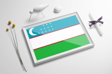 Masadaki ahşap çerçeveli Özbekistan bayrağı. Beyaz doğal yumuşak konsept, ulusal kutlama teması.
