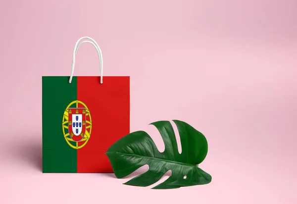 Πορτογαλία Έννοια Των Αγορών Εθνική Χάρτινη Τσάντα Για Ψώνια Φύλλα — Φωτογραφία Αρχείου