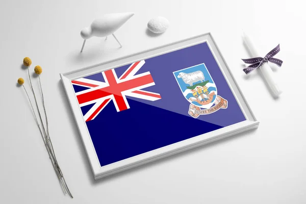 福克兰群岛的国旗以木制框架挂在桌子上 白色自然柔软的概念 全国庆祝主题 — 图库照片
