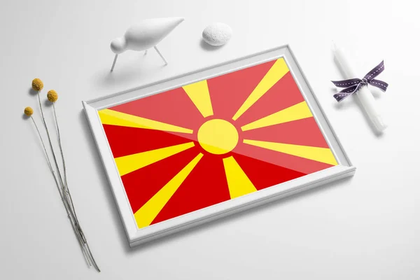 テーブルの上の木製のフレームにマケドニアの旗 ホワイトナチュラルソフトコンセプト 国のお祝いのテーマ — ストック写真