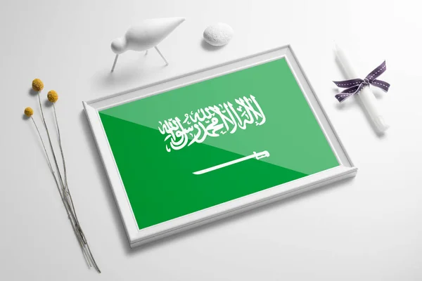 テーブルの上に木製のフレームでサウジアラビアの旗 ホワイトナチュラルソフトコンセプト 国のお祝いのテーマ — ストック写真
