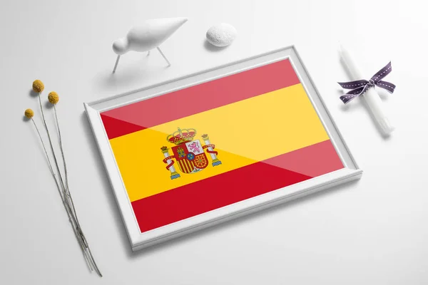 西班牙国旗 木制框架在桌子上 白色自然柔软的概念 全国庆祝主题 — 图库照片