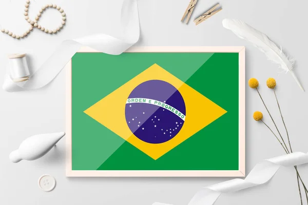 白い創造的な背景に木製のフレームでブラジルのフラグ 白いテーマ デイジー ボタン リボンオブジェクト — ストック写真