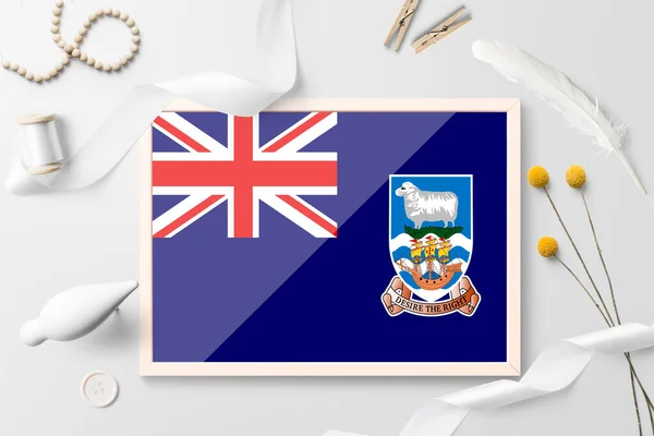 Bandera Las Islas Malvinas Marco Madera Sobre Fondo Creativo Blanco — Foto de Stock