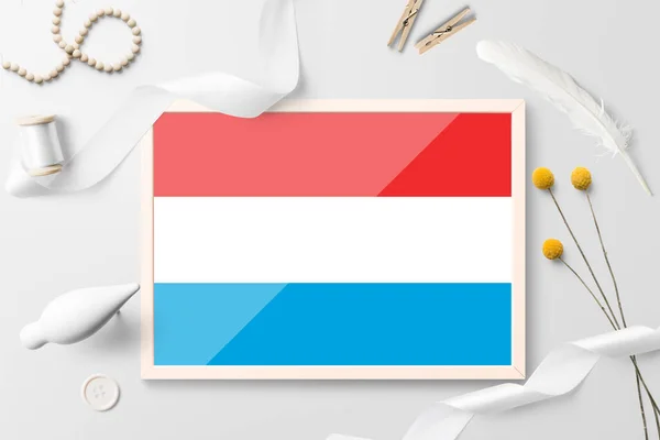 Lucemburská Vlajka Dřevěném Rámu Bílém Kreativním Pozadí Bílý Motiv Peří — Stock fotografie