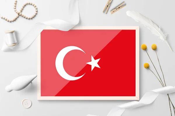 Turecká Vlajka Dřevěném Rámu Bílém Kreativním Pozadí Bílý Motiv Peří — Stock fotografie