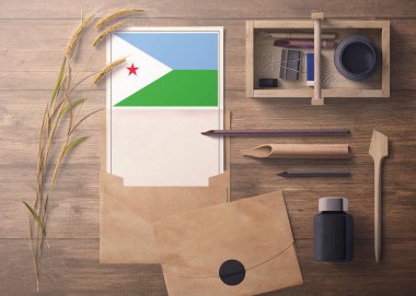 Cibuti daveti, kutlama mektubu konsepti. El işi kâğıdı ve zarflı bayrak. Bölme, mürekkep, tahta kalem nesneleri ile geçmişe dönük tema.