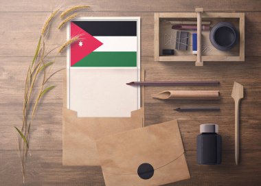 Jordan daveti, kutlama mektubu konsepti. El işi kâğıdı ve zarflı bayrak. Bölme, mürekkep, tahta kalem nesneleri ile geçmişe dönük tema.