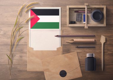 Filistin daveti, kutlama mektubu konsepti. El işi kâğıdı ve zarflı bayrak. Bölme, mürekkep, tahta kalem nesneleri ile geçmişe dönük tema.