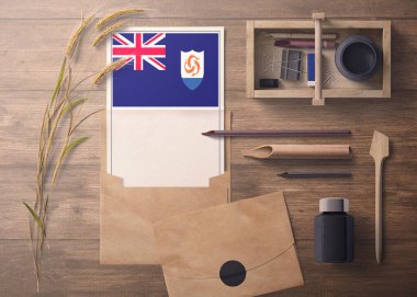 Anguilla daveti, kutlama mektubu konsepti. El işi kâğıdı ve zarflı bayrak. Bölme, mürekkep, tahta kalem nesneleri ile geçmişe dönük tema.