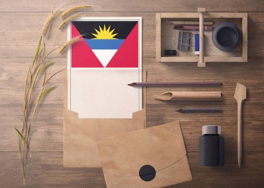 Antigua ve Barbuda daveti, kutlama mektubu konsepti. El işi kâğıdı ve zarflı bayrak. Bölme, mürekkep, tahta kalem nesneleri ile geçmişe dönük tema.