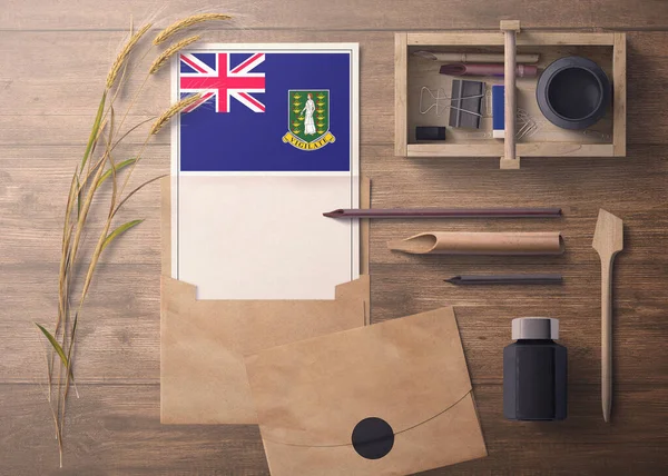 英属维尔京群岛的邀请函 庆祝信的概念 带有手工纸和信封的旗子 复古主题与分裂 木制笔类物品 — 图库照片