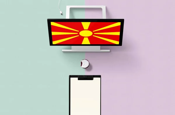 コンピュータの画面上のビュー カップケーキや計画のための空のノートペーパー上のマケドニア国旗 ターコイズとパープルを基調としたミニマルなコンセプト — ストック写真