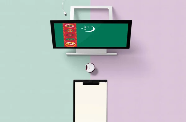 Turkmenistans Nationalflagge Auf Dem Computerbildschirm Cupcake Und Leeres Notizpapier Für Stockfoto