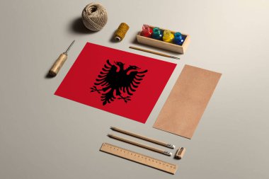 Arnavutluk kaligrafi kavramı, aksesuarlar ve güzel el yazıları, kalemler, kalemler, mürekkep, fırça, el işi kağıt ve ahşap masa üzerinde karton işçiliği için araçlar.