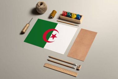Cezayir el yazısı konsepti, aksesuarlar ve güzel el yazıları, kalemler, kalemler, mürekkep, fırça, el işi kağıt ve karton işçiliği için aletler..