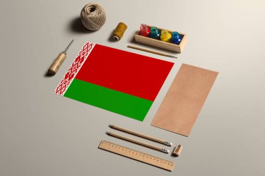 Belarus el yazısı konsepti, aksesuarlar ve güzel el yazıları, kalemler, kalemler, mürekkep, fırça, el işi kağıt ve karton işçiliği için araçlar..