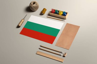 Bulgaristan kaligrafi kavramı, aksesuarlar ve güzel el yazıları, kalemler, kalemler, mürekkep, fırça, el işi kağıt ve ahşap masa üzerinde karton işçiliği için araçlar.