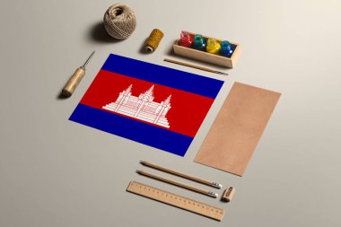 Kamboçya el yazısı konsepti, aksesuarlar ve güzel el yazıları, kalemler, kalemler, mürekkep, fırça, el işi kağıt ve karton işçiliği için araçlar..