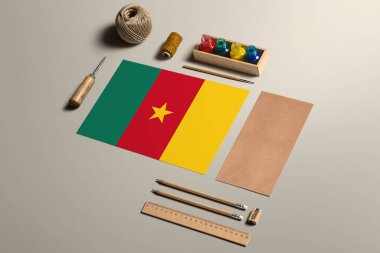 Kamerun el yazısı konsepti, aksesuarlar ve güzel el yazıları, kalemler, kalemler, mürekkep, fırça, el işi kağıt ve karton işçiliği için araçlar..
