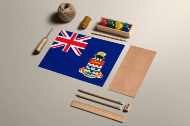 Cayman Adaları el yazısı konsepti, aksesuarlar ve güzel el yazıları, kalemler, kalemler, mürekkep, fırça, el işi kağıt ve ahşap masa üzerinde karton işçiliği.