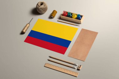 Kolombiya el yazısı konsepti, aksesuarlar ve güzel el yazıları, kalemler, kalemler, mürekkep, fırça, el işi kağıt ve karton işçiliği için aletler..