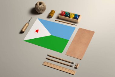 Cibuti el yazısı konsepti, aksesuarlar ve güzel el yazıları, kalemler, kalemler, mürekkep, fırça, el işi kağıt ve ahşap masa üzerinde karton işçiliği.