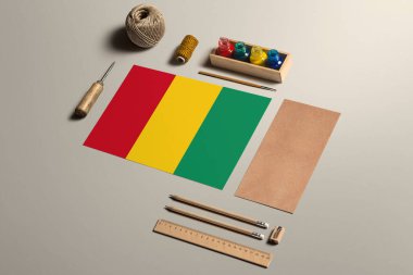 Gine Bissau el yazısı konsepti, aksesuarlar ve güzel el yazıları için aletler, kalemler, mürekkep, fırça, el işi kağıt ve ahşap masa üzerinde karton işçiliği..