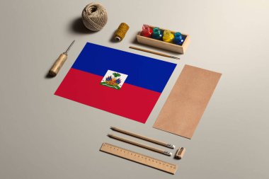 Haiti kaligrafi konsepti, aksesuarlar ve güzel el yazıları, kalemler, kalemler, mürekkep, fırça, el işi kağıt ve karton işçiliği için aletler..