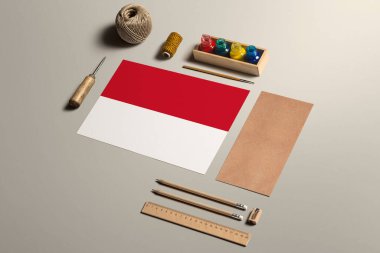 Endonezya el yazısı konsepti, aksesuarlar ve güzel el yazıları, kalemler, kalemler, mürekkep, fırça, el işi kağıt ve ahşap masa üzerinde karton işçiliği.