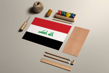 Irak kaligrafi kavramı, aksesuarlar ve güzel el yazıları, kalemler, kalemler, mürekkep, fırça, el işi kağıt ve ahşap masa üzerine karton işçiliği için araçlar..
