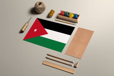 Ürdün kaligrafi konsepti, aksesuarlar ve güzel el yazıları, kalemler, kalemler, mürekkep, fırça, el işi kağıt ve ahşap masa üzerinde karton işçiliği için araçlar..